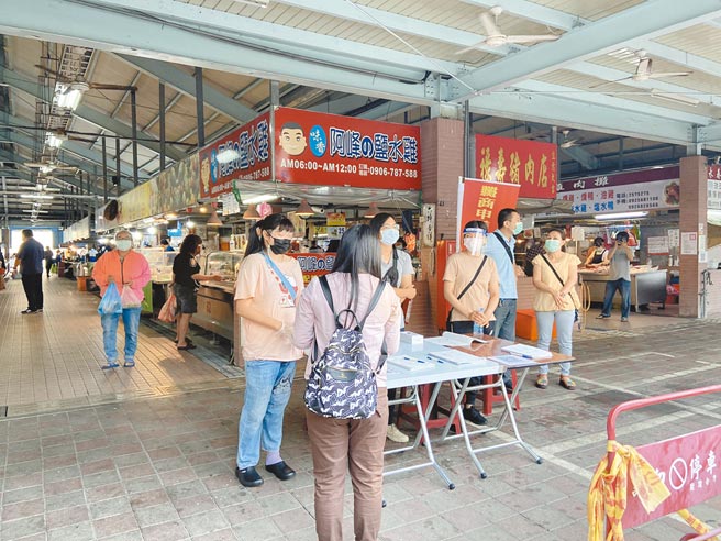 台南市安心即時上工計畫的防疫臨時人員未列入疫苗優先施打，台灣民眾黨台南市黨部27日質疑市府忽略這群防疫人員的工作安全。（讀者提供／程炳璋台南傳真）