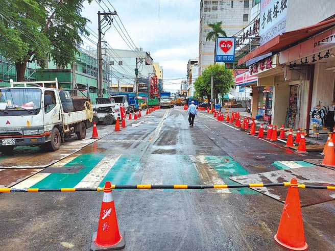 趁着三级警戒文化路夜市暂停营业，嘉义市政府与自来水公司、台电联手推动文化路商圈相关工程进场施作。（吕妍庭摄）