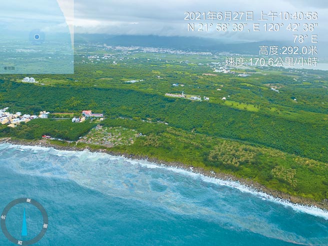 中油大林厂外海浮筒输油管22日发生原油外泄，海保署27日空勘山海及红柴坑沿岸油污散布情形。（海保署提供／林瑞益高雄传真）