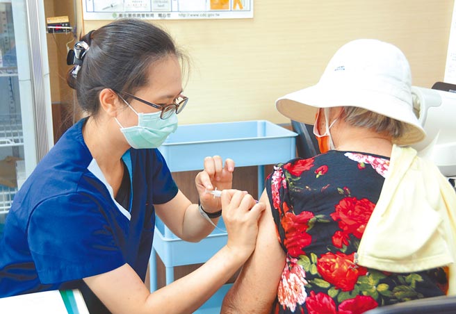澎湖县即日起开放全县50岁以上对象施打疫苗，预定7月12日前打完所有疫苗。（陈可文摄）