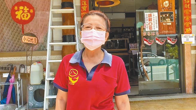 台東市1家開業50年知名餐廳，已歇業月餘，業者張小姐大嘆不敢接電話，多數是客人打來退訂。（蔡旻妤攝）