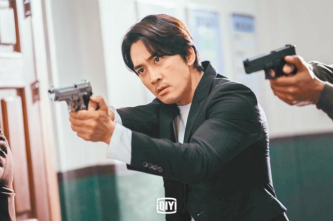 男神宋承宪新加入《Voice》系列，挑战美国警察烙英文。（爱奇艺国际站提供）