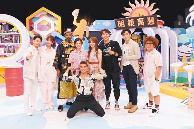 阿Ken（左起）、安心亚、杜力、叶欣眉、佩德罗（前）、玉兔、卞庆华、勇太、纳豆在《同学来了》分享趣事。（中天综合台提供）