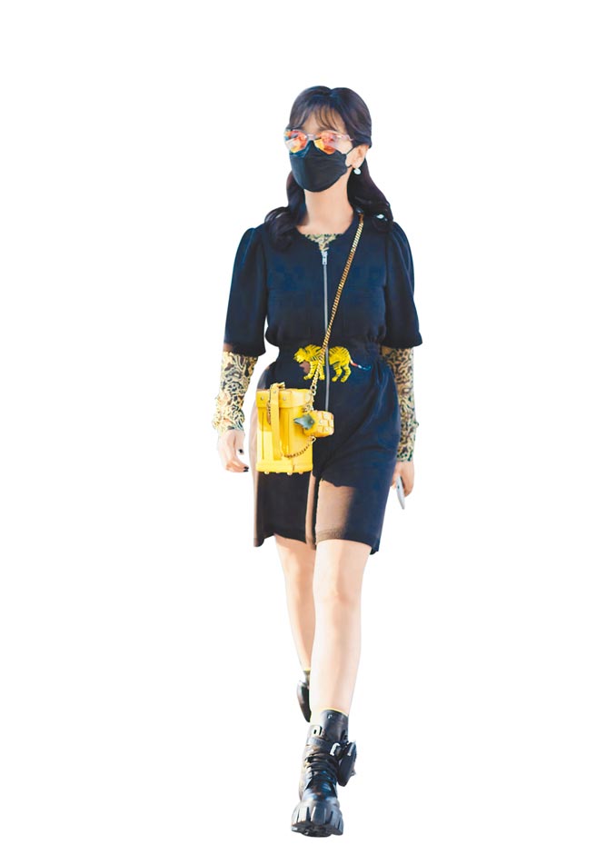 赵雅芝黄黑混搭，加上洋装腰际的老虎图案，脚踩Prada的Monolith皮革尼龙多功能短靴，相当个性。（CFP）