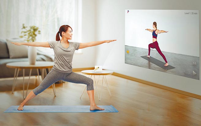 万播T2R Max微型投影机，主打支援4K高画质播放、真实解析度达1080P以及可40度侧投影。（万播提供）