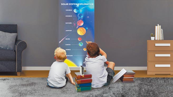 AOPEN全新的无线微型投影机，均拥有独家自动垂直投影设计，可投影出满版9:16画面；PV12无线微型投影机定价9999元，特价8488元。（宏碁提供）