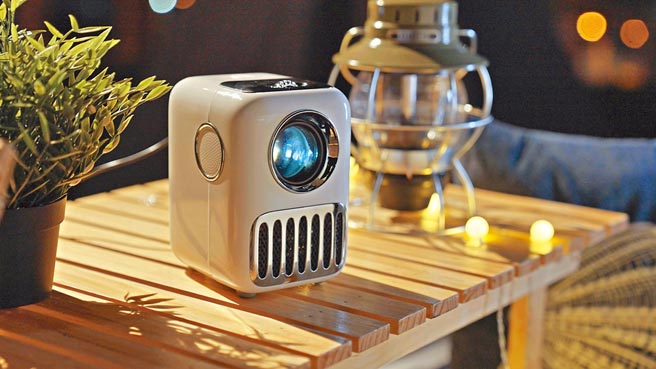 万播T2R Max微型投影机，预计定价1万800元。（万播提供）