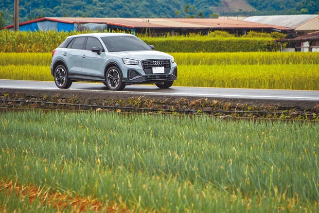 宜蘭縣三星鄉：是典型的農業區，物產以三星蔥、上將梨聞名，因應新型態旅遊，這裡有多處休閒農莊與體驗農場，很適合作為全家大小一日遊的地點，圖中Audi Q2 35 TFSI S line（售價176萬元）前方即為三星蔥，後方為稻作。（陳大任攝）