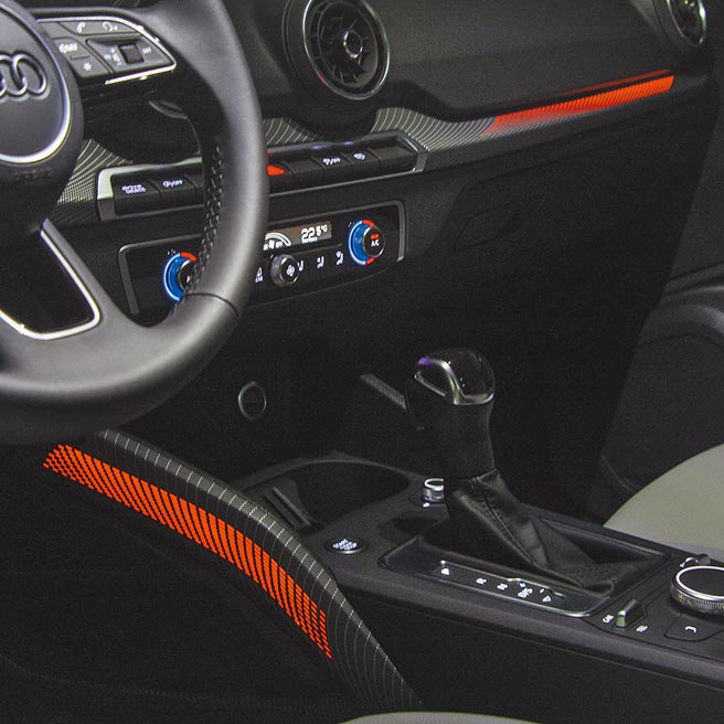 內裝飾板結合氛圍燈。（陳大任攝）