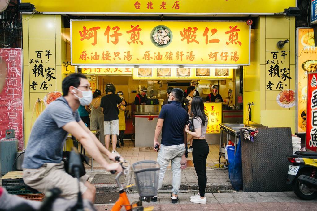 台北市長柯文哲28日搶先宣布北市夜市「微解封」，有條件開放民眾外帶。（郭吉銓攝）<br />
