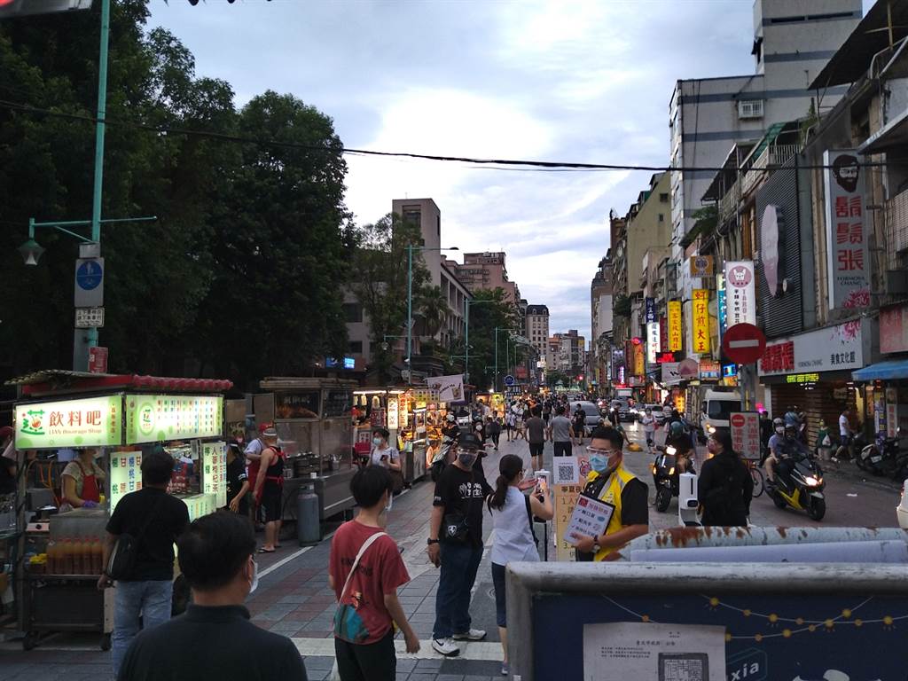 民眾直擊寧夏夜市微解封首日的人潮照，引起熱議。（翻攝PTT）