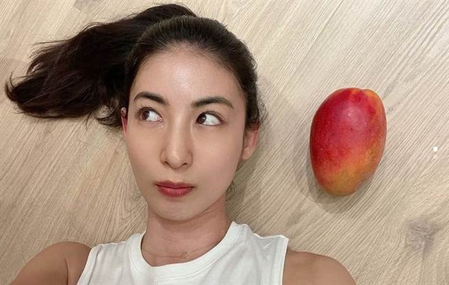 大久保麻梨子以行动支持屏东芒果。（图／IG@marilog0907）