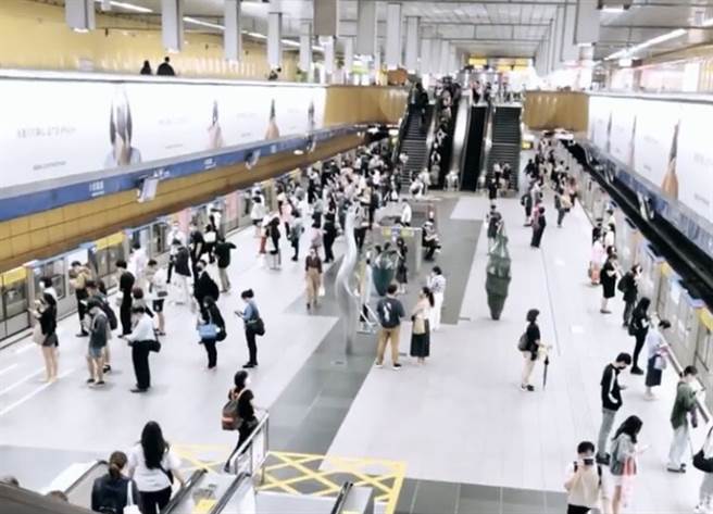 通勤人潮增加，让网友看了直酸「公司不会不见」，引起热议，不少人嘆别道德绑架，若不是为了赚钱养家，也想待在家。图为近日捷运站下班时间出现人潮画面。（图／民眾提供）