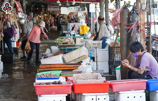 中央流行疫情指揮中心今年5月中旬將全國升為三級警戒，影響勞動市場。（報系資料照）