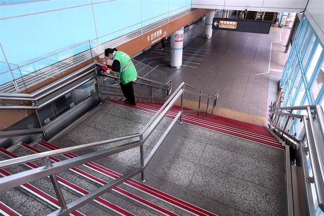 相较于本土疫情爆发初期，民眾躲在家不出门，如今路上人潮增加。图为先前民眾自主封城、捷运站几乎没有人的画面。（本报系资料照）