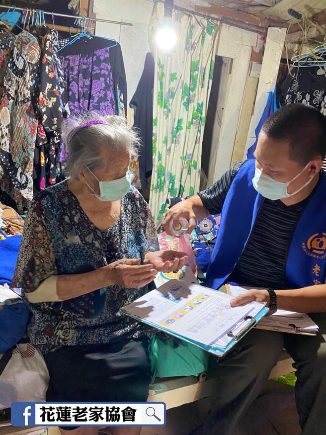 花莲县老人暨家庭关怀协会指，今年捐款比去年减少近200万元，但所需的物资及金钱却一直增加，协会只能苦撑。

