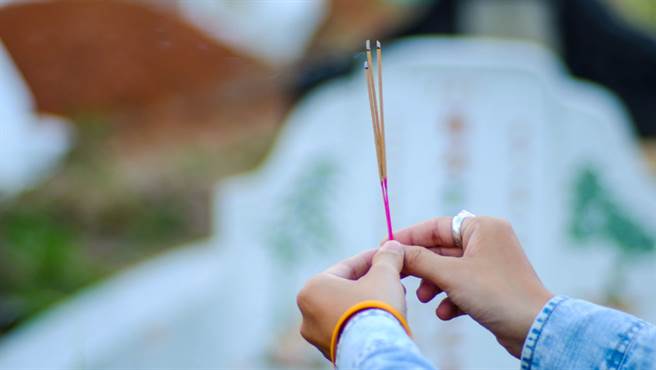 张男发现对面公寓顶楼，疑似修了一座坟，吓得他立刻打电话投诉，后来才知道是误会一场。（示意图／达志影像）