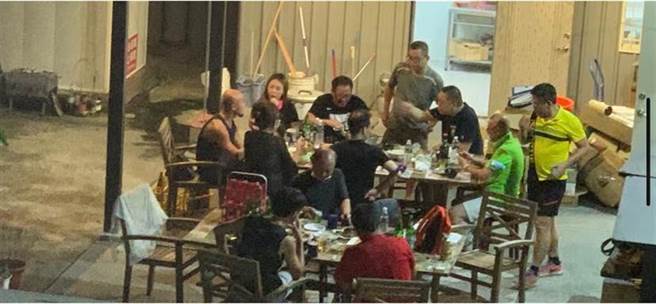 桃园市1间火锅店26日深夜被民眾直击，有12人在3楼露台开趴喝酒喧嚣，甚至爆发口角，地上还有醉倒妇人。（翻摄自脸书「桃园爆报」）