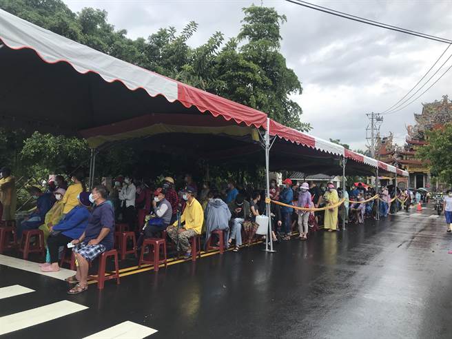 枋寮篩檢站29日一早又現人潮，600人冒雨排隊領篩檢號碼牌。（謝佳潾攝）