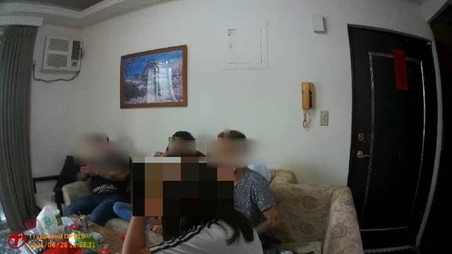 男子疑有金钱纠纷，遭4恶煞当街押走囚民宅，警方破门救出。(宋原彰翻摄)