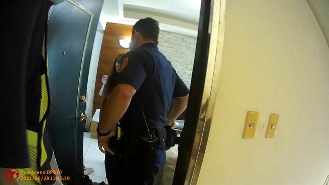 男子疑有金钱纠纷，遭4恶煞当街押走囚民宅，警方破门救出。(宋原彰翻摄)