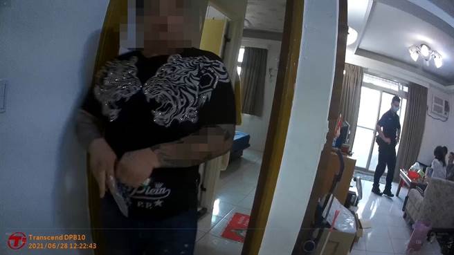 男子疑有金钱纠纷，遭4恶煞当街押走囚民宅，警方破门救出。(宋原彰翻摄)