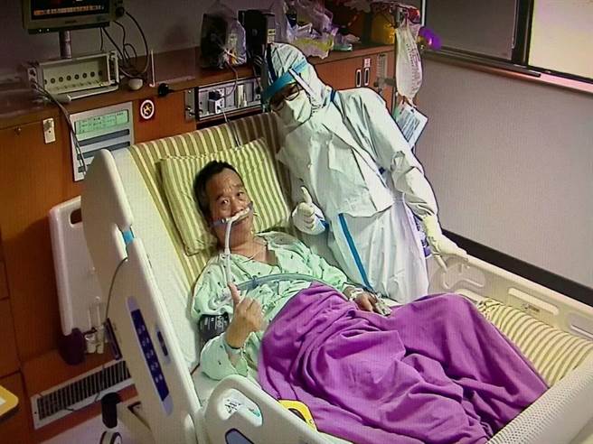 男子确诊肺部浸润，救命神器奏效，开心在病房比讚，感谢医护人员。（基隆长庚医院提供／陈彩玲基隆传真）
