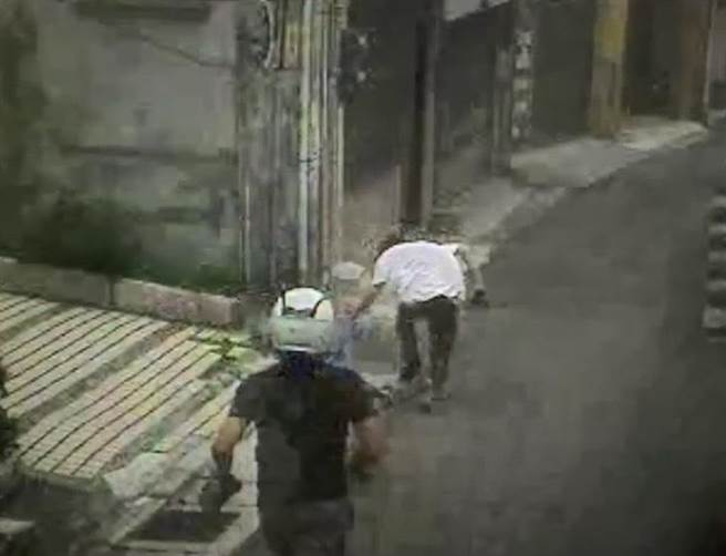 新北市新庄警分局与郭姓妇人合作，联手逮捕陈姓车手。（新庄警分局提供）