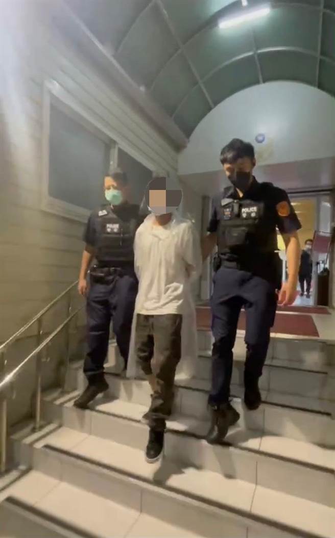 新北市新庄警分局与郭姓妇人合作，联手逮捕陈姓车手。（新庄警分局提供）