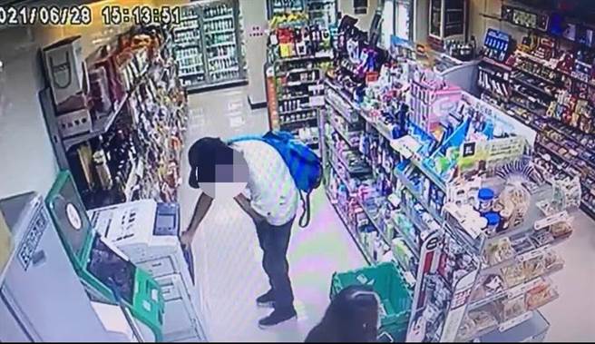 陈嫌到便利超商接收集团传真的假公文。（新庄警分局提供）