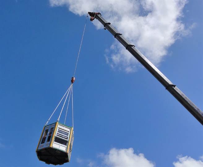 日本沖繩縣大東島因為海岸地形的關係，船隻不易靠岸，因此採用吊掛的方式懸吊乘客上岸。（圖／達志影像）