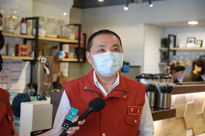 新北市長侯友宜今（29日）表示，1年多前一直在說入境要普篩，說了好幾次，中央也沒有採納，當時做了這些建議，中央沒有採納才會造成諾富特事件，才會引發這麼樣的重大的災難。（新聞局提供）