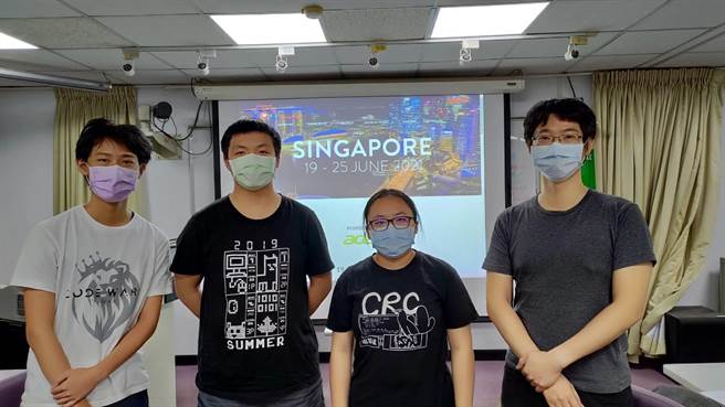 我國參加今年國際資訊奧林匹亞競賽，由左至右分別為建中學生張程凱、建中學生林秉軒、台師大附中學生侯欣緯，最右邊是台師大資工系副教授王宏倫。（教育部提供／林志成台北傳真）