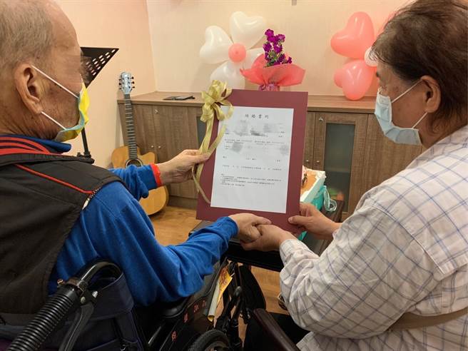 65歲罹患大腸癌末期張老，在門諾醫院協助下，今終於和陪伴自己多年的女友完成人生大事。（門諾醫院提供／羅亦晽花蓮傳真）