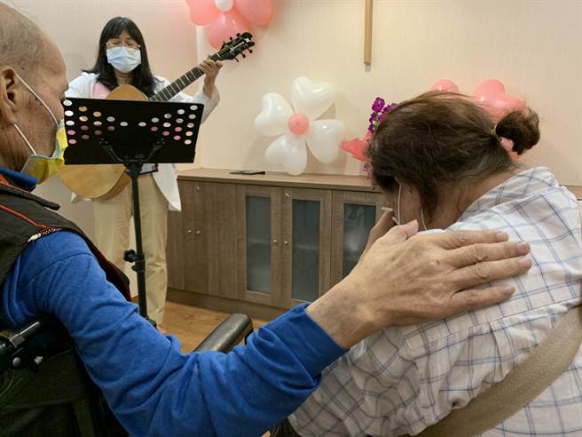 張翁將最真誠的愛獻給此生最愛，成為張太太的吳小姐也止不住眼眶的淚水，頻點頭地向張翁說「我願意、我愛你」。（門諾醫院提供／羅亦晽花蓮傳真）