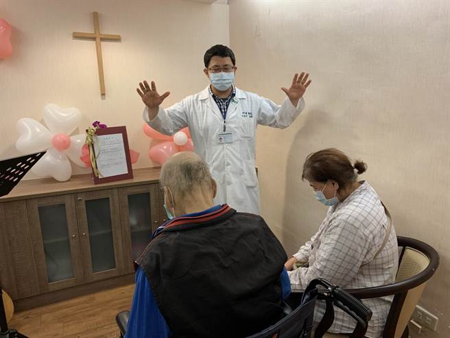 張翁和張太太在醫護人員見證下完成婚禮。（門諾醫院提供／羅亦晽花蓮傳真）