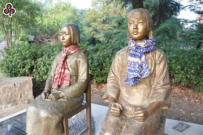 中韩在联合国人权理事会关切慰安妇议题。图为2018年10月24日纪念慰安妇，位于上海师范大学校园内的中韩和平少女塑像。(中央社)