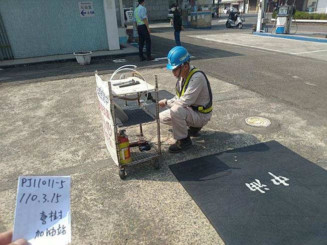 台南市政府環保局不定期抽驗與調查加油站土壤及地下水，今年預定抽驗103站加油站。（環保局提供／洪榮志台南傳真）