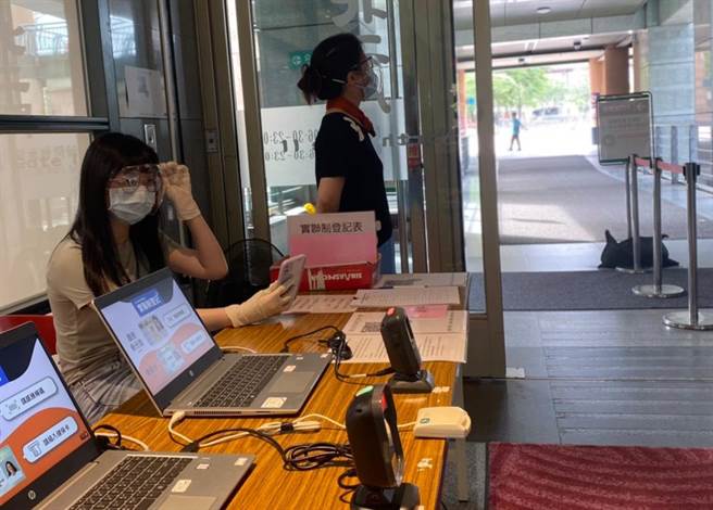 新北安心上工6月两波释出961职缺，图(右1)为协助执行实联制的安心上工人员。（新北市劳工局提供）