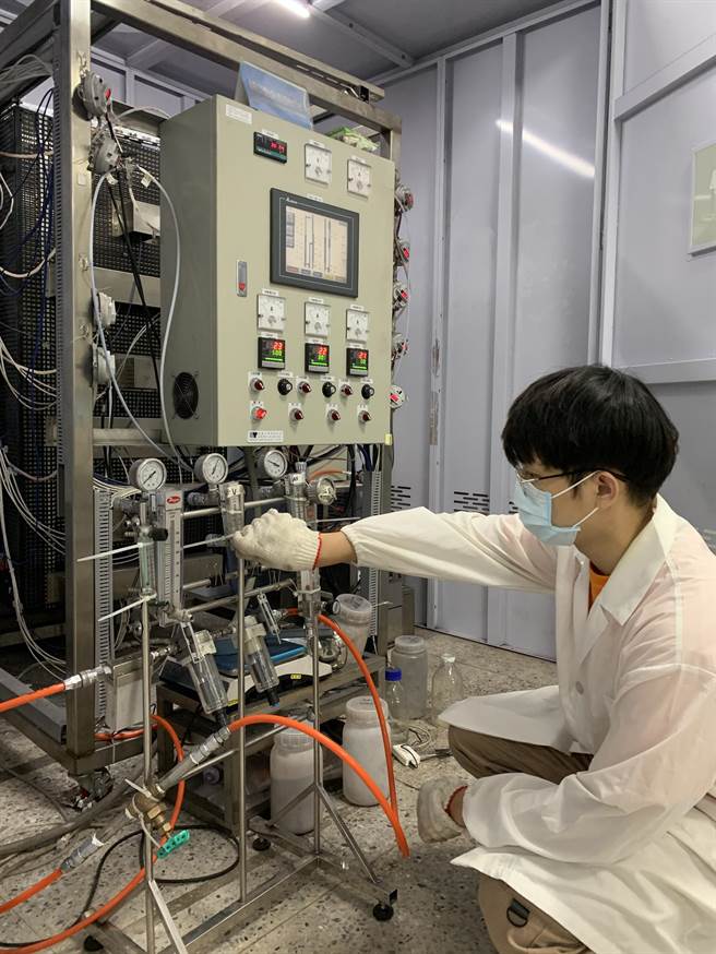 台科大同学进行「串联式流体化床化学迴路燃烧系统实作」。(台科大提供／李侑珊台北传真)