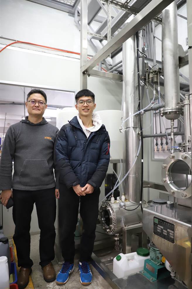 台科大智能化化工制程实验室将半导体制程中的异丙醇废液再利用，生产可应用于工业、化妆品的异丙脂。台科大化工系副教授李豪业(左)、学生黄敬玮(右)。(台科大提供／李侑珊台北传真)