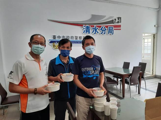 德光建设为了支持警察抗疫，29日送来100个便当及100杯饮料给清水警方。（清水警分局提供／陈淑娥台中传真）