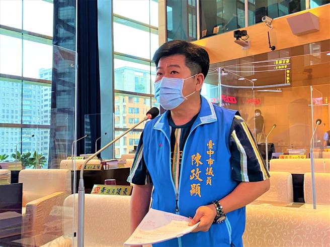 台中市议会国民党团书记长陈政显表示，中央应加速配发疫苗给有能力快速施打的县市，接种疫苗人数越多，才能更有效形成群体免疫。（卢金足摄）