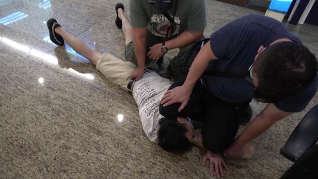 担任诈骗集团收簿手的黄姓嫌犯落网一度呛竟还落跑，遭警方压制在地。（翻摄照片／石秀华高雄传真）
