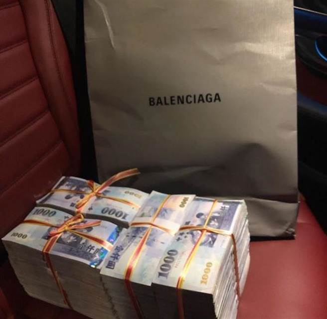 黄嫌在脸书刊登大笔千元现钞的照片，以金钱利诱招揽求职者。（翻摄照片／石秀华高雄传真）