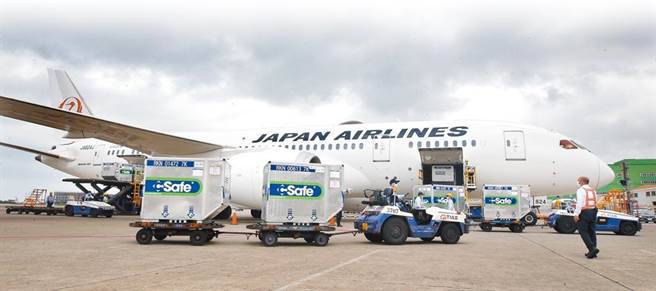 图为6/4日本捐赠台湾的首批124万剂AZ疫苗抵台的画面。（本报资料照片）