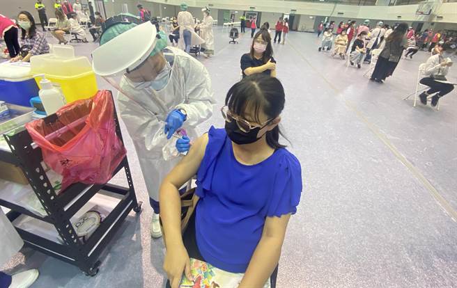 新竹市长林智坚29日宣布，考量高周数孕妇健康，7月2日开打的莫德纳疫苗将启动「高周数孕妇优先施打计画」，先替35周以上、已近足月的孕妇优先施打疫苗。（陈育贤摄）