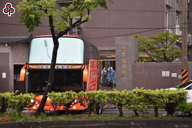 日前苗栗縣發生電子廠移工群聚，地方政府為加以防範，宣布全縣移工除上下班其餘時間禁止外出引發爭議。（報系資料照）