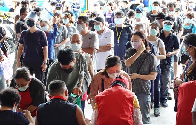 北市环南市场29日再度出现大批人潮排队登记搭防疫专车前往医院施打疫苗。（姚志平摄）

