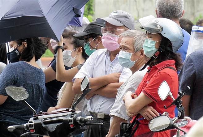 民眾眉头深锁排队等候。（姚志平摄）
